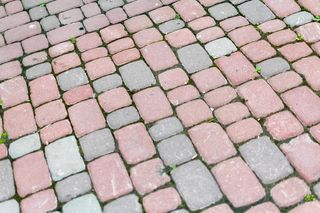 Mieszam z wodą w proporcjach 1:2 i spryskuję mech na kostce brukowej. Porosty zniknęły raz na zawsze. Ekologiczny sposób na mech na kostce 