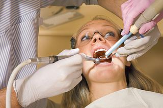 Polacy nie dbają o zęby. Miesięcznie na dentystę wydają około 50 zł