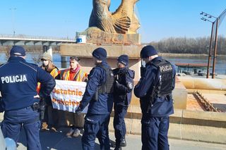 Władze Warszawy zabierają głos po oblaniu Syrenki. Piaskowiec został zniszczony