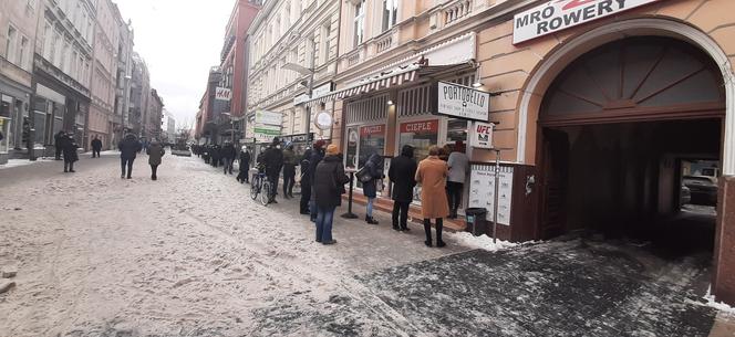 Kolejki przed cukierniami w Poznaniu