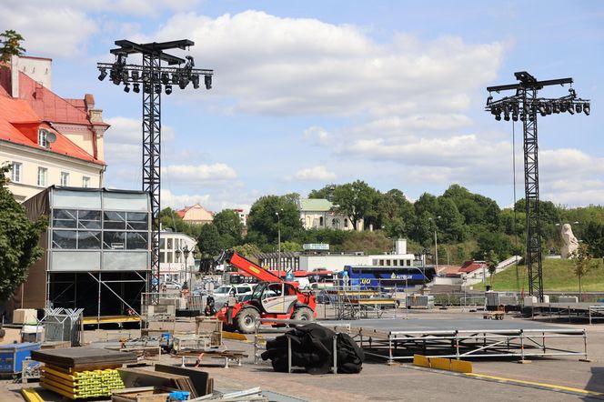 Przed sobotnim koncertem trwa budowa sceny na pl. Zamkowym w Lublinie