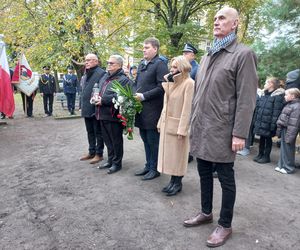 Zapalono znicze dla rozstrzelanych mieszkańców Leszna. W rocznicę tragicznych wydarzeń [ZDJĘCIA]