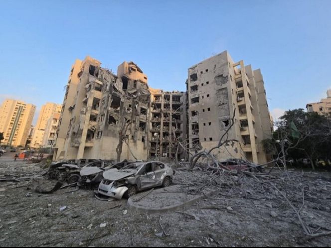 Wielki atak na Izrael! Na zdjęciach widać, jak rakieta trafia w blok