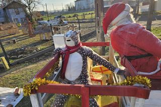 Mieszkańcy sami wykonują świąteczne ozdoby.