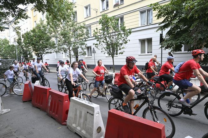 Biało-czerwonym peletonem rowerzyści uczcili Powstanie Warszawskie 