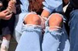 Rozenek w podartych spodniach na marszu