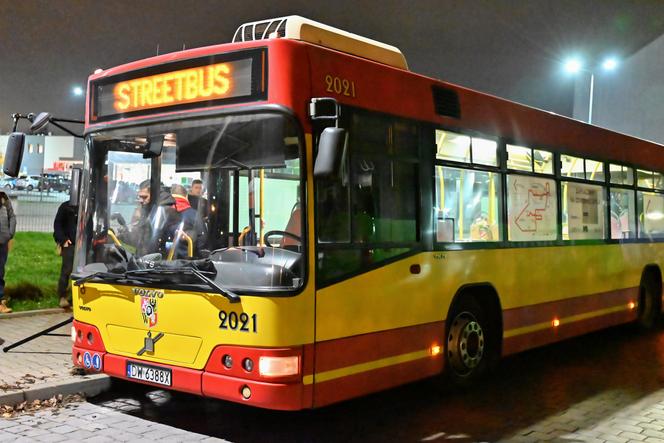 Streetbus po raz kolejny na ulicach Wrocławia. Bezdomni mogą się tam ogrzać i zjeść zupę