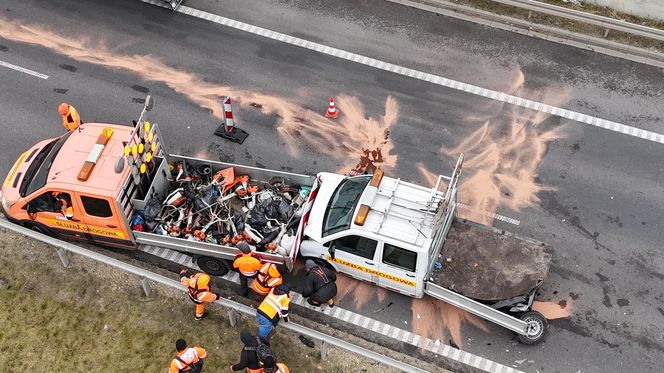 Wjechał Uberem prosto w drogowców. Są ranni