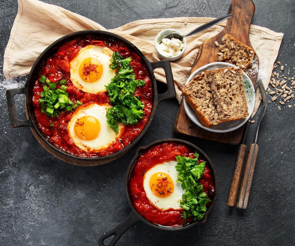 Szakszuka z mikrofali to świetny pomysł na śniadanie. Gotowa w kilka minut