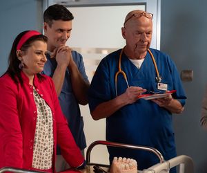 Na dobre i na złe odc. 958. Stefan Tretter (Piotr Garlicki), Krzysztof Radwan (Mateusz Damięcki), Halinka (Joanna Jarmołowicz)