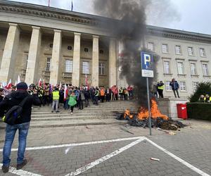 Rolnicy przejęli centrum Wrocławia. W tle petardy i syreny