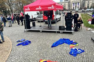 Flagi LGBT i UE na ziemi 