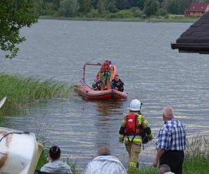 Tragedia na jeziorze Łabędź. Wiatr przewrócił łódkę, wędkarz wpadł do wody! Znaleźli ciało