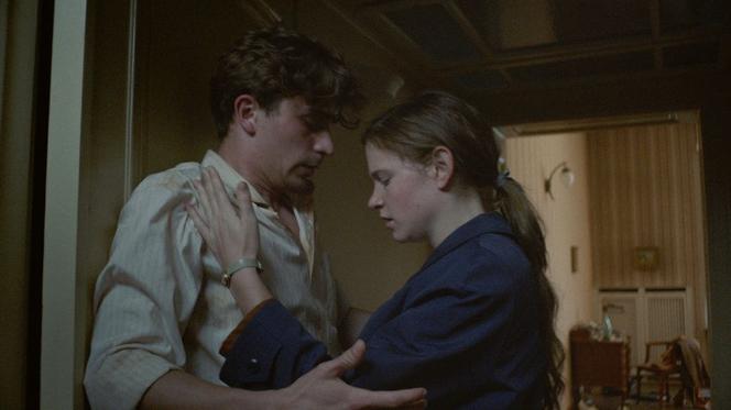 Osiecka, odcinek 4 - streszczenie, opis: Agnieszka i Marek Hłasko rozstają się! Szybko znajdują pocieszenie w innych kochankach