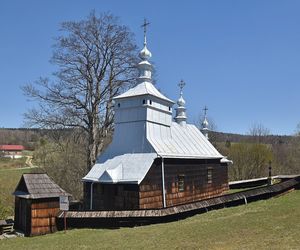 To jedna z najpiękniejszych cerkwi w Małopolsce. Znajduje się w malowniczej wsi 