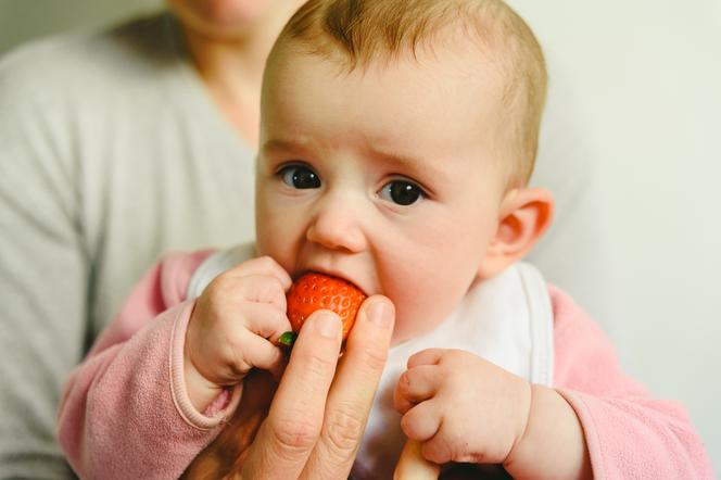 Sprytny patent, który pozwoli ci bezpiecznie rozszerzać dietę z niesiedzącym jeszcze dzieckiem 