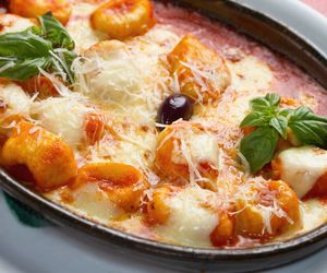 Kopytka z mielonym mięsem zapiekane w pomidorach. Cały obiad z jednaj blaszki