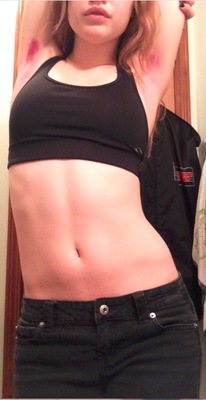 Kolorowe włosy pod pachami