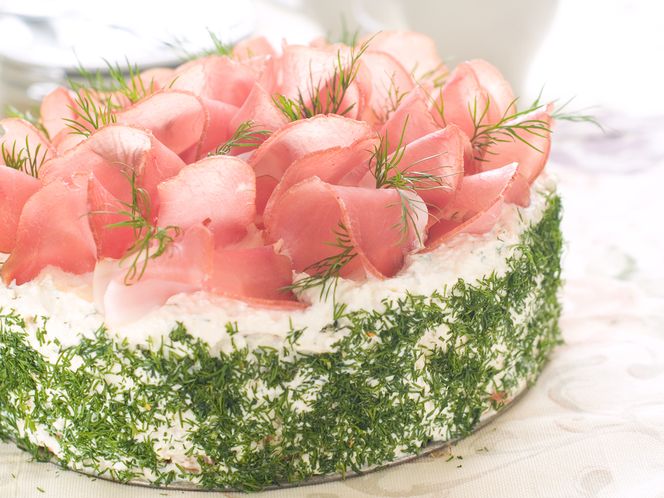 Szałowa sałatka tortowa z kurczakiem: hit na imprezę!