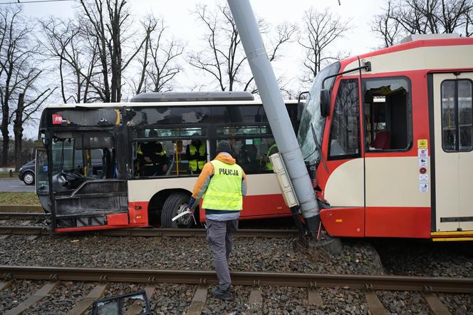 Poważny wypadek w Gdańsku. Zderzenie autobusu z tramwajem. Kilkunastu poszkodowanych