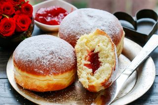 Pączki Magdy Gessler – puszyste, lekkie i obłędnie pyszne! Sprawdź, co sprawia, że znikają w mgnieniu oka! 