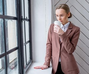 Najmodniejsze fryzury do biura. Są nie tylko praktyczne, ale też bardzo kobiece i stylowe