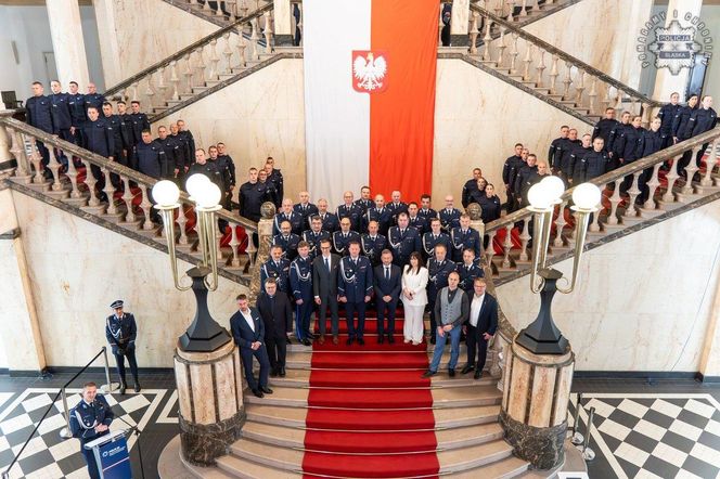 Nowi policjanci zasilili szeregi śląskiej policji! Wśród nich osiem policjantek