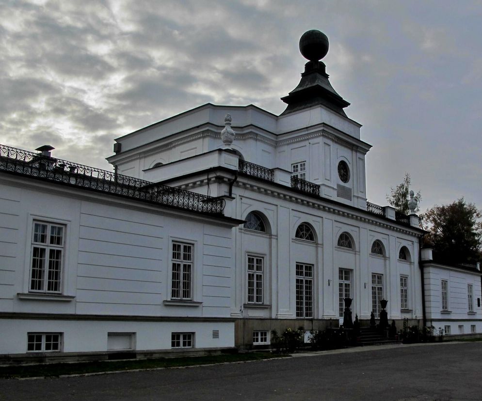 Klasycystyczny pałacyk w Jabłonnie zachwyca o każdej porze roku. Znajduje się tylko pół godziny drogi od Warszawy! 