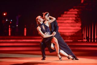 Maurycy Popiel w Tańcu z Gwiazdami. Partneruje mu Sara Janicka