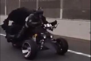 Batman jadący Batmobilem przyłapany na drodze w Japonii