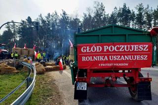 Totalna blokada DK 80 pod Bydgoszczą. Duże utrudnienia dla kierowców. Rolnicy ustawili barykadę, palą drewno, organizują pogrzeb [ZDJĘCIA]