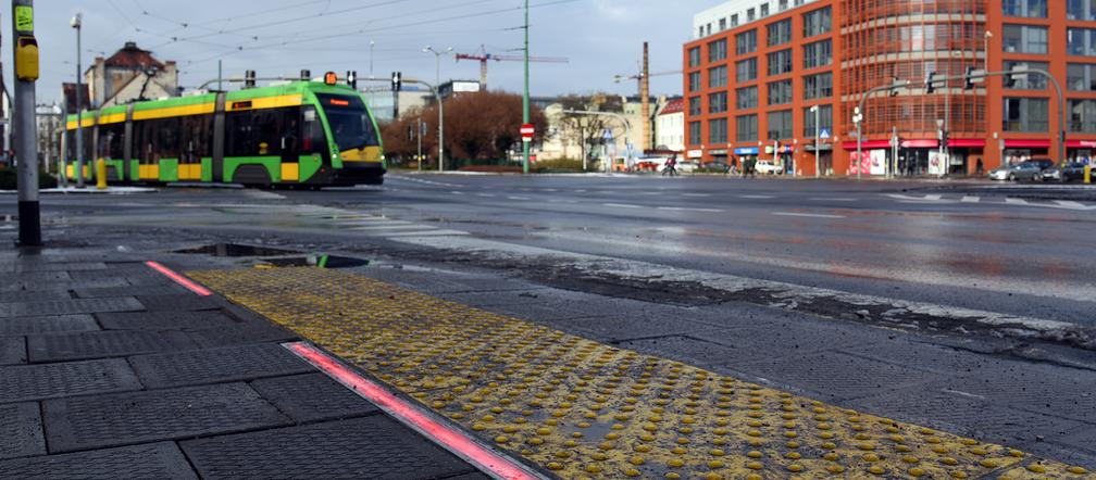Poznań: Pojawiły się listwy ostrzegające pieszych