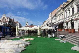 Trwa rozkładanie ogródków letnich w Rzeszowie. Które lokale rozłożą „parasole”?  