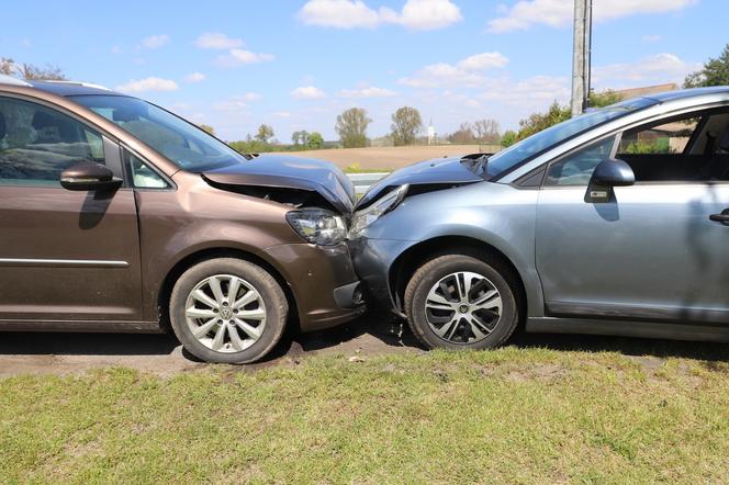 Czołowe zderzenie w gminie Piotrków Kujawski. Pijany sprawca uciekał przed policją