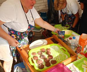 Mimo wyjątkowo upalnego dnia, panie z lokalnych KGW przygotowały w Pierogu setki pierogów!