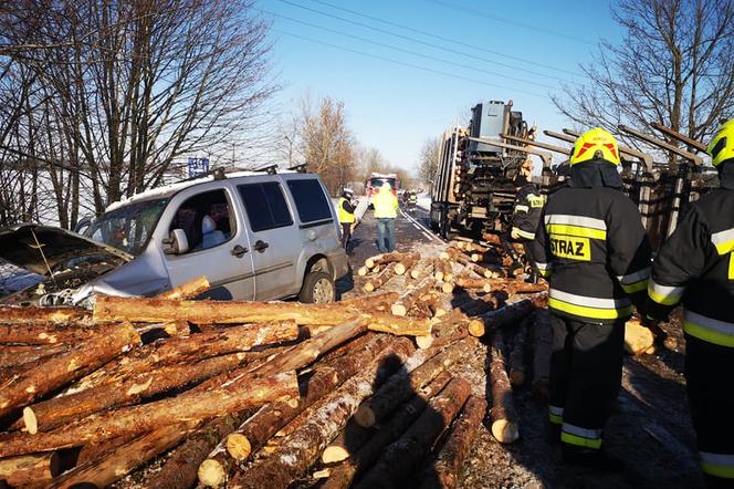 Sławoborze. Poważny wypadek na drodze wojewódzkiej! Zderzenie busa i ciężarówki z drewnem! 