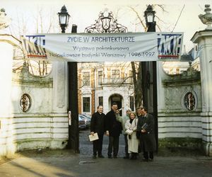 ŻYCIE W ARCHITEKTURZE, wejście do pawilonu SARP w Warszawie, od lewej zwycięzcy w kategorii najlepszy budynek użyteczności publicznej, architekci Grzegorz Stiasny i Jakub Wacławek