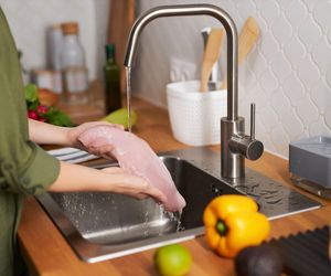 Myjesz surowego kurczaka? Więcej tego nie rób