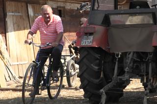 Rolnicy. Podlasie. Gienek z Plutycz wywrócił się na rowerze. Nowa koszula!