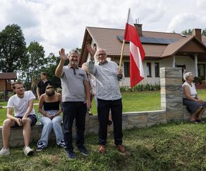 Karol i Marta Nawroccy na obiedzie u rodziny spod Kolbuszowej, na stole same smakołyki