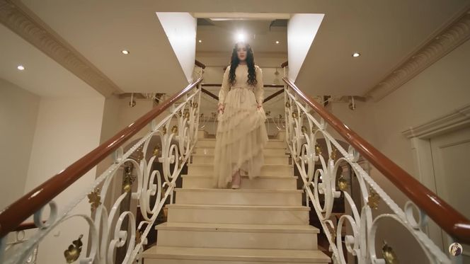 Zeynep w sukni zaręczynowej Zumrut 