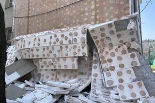 Zerwana elewacja w LXXVI Liceum Ogólnokształcącym w Warszawie