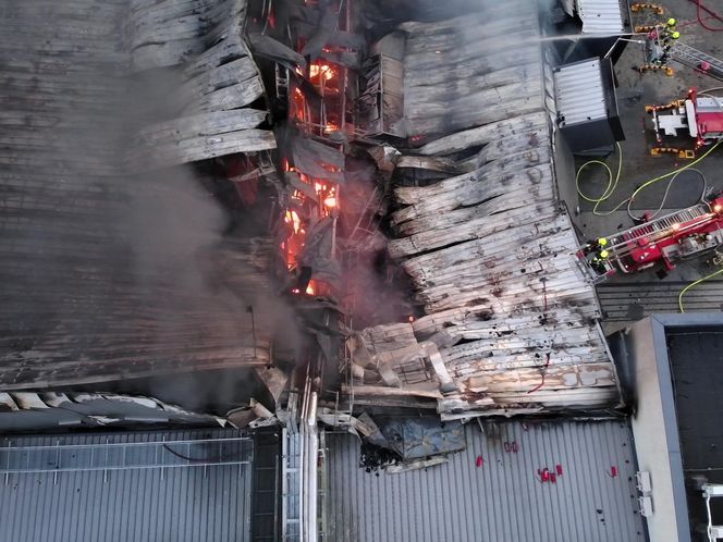  Kawle. Pożar zakładu przetwórstwa drobiowego. 120 strażaków walczy z żywiołem w czwartek, 14 sierpnia. Jeden z nich zaginął [ZDJĘCIA]