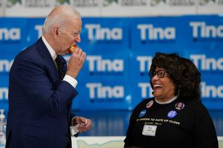 Specjalna ekipa serwuje jedzenie Joe Bidenowi