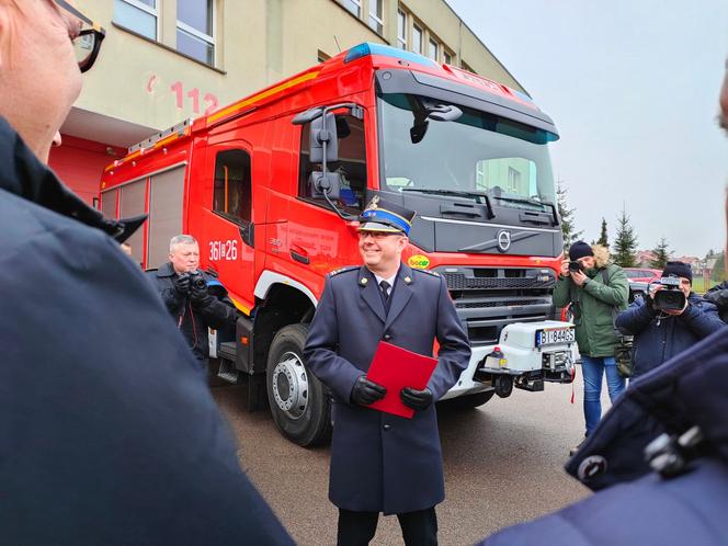 Łomżyńscy strażacy mają nowego zastępcę komendanta i nowy wóz [ZDJĘCIA]