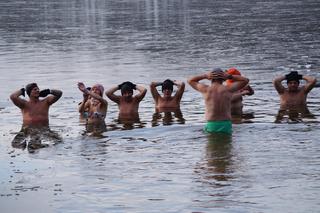 Bydgoskie morsy nie zwalniają tempa! Za nami kolejna lodowata kąpiel w Pieckach [ZDJĘCIA]