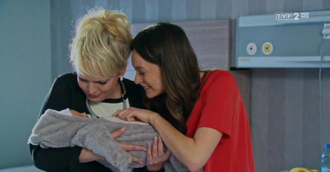 Barwy szczęścia odc. 1906. Natalia (Maria Dejmek), jej córka Lea (Lena Sobota), Małgorzata (Adrianna Biedrzyńska)