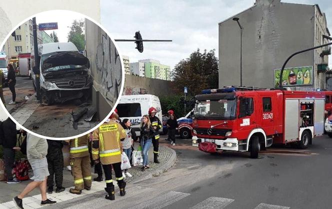 Groźny wypadek busa i osobówki w centrum Łodzi