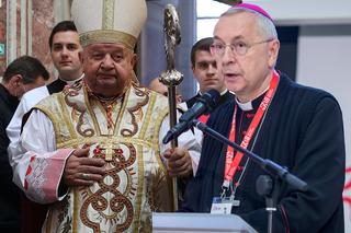 Kard. Dziwisz i abp Gądecki bronią czci Jana Pawła II. Piszą o opluwaniu proroka i niszczeniu dziedzictwa