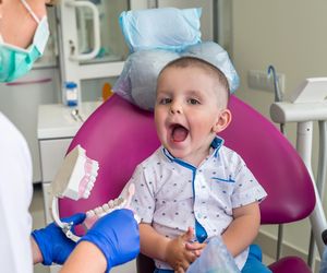 Dentystka apeluje. Nie róbcie tego, gdy idziecie z dzieckiem na wizytę